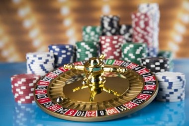 rutinqq mobile app home screen showing sportsbook, live dealer, and slots